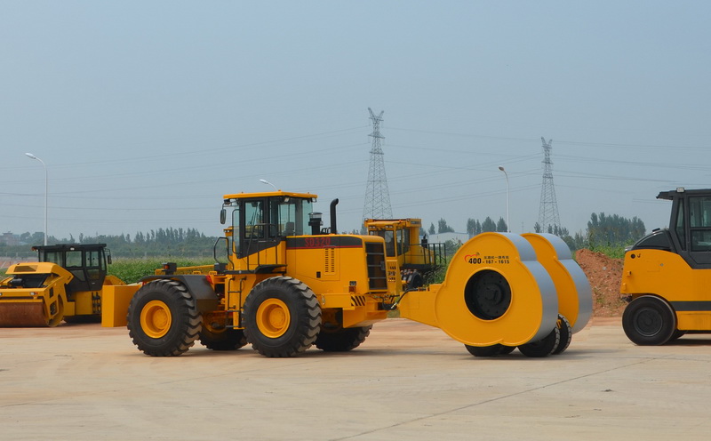 沖擊碾壓路機牽引車